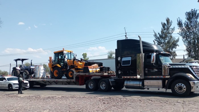 En Guanajuato, Guardia Nacional recupera tráiler robado que transportaba tractor y retroexcavadora