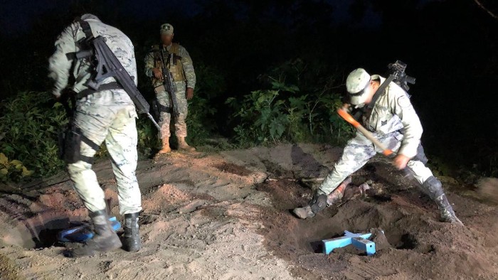 En Guanajuato, Guardia Nacional y Pemex aseguran presunto huachicol enterrado en tinacos