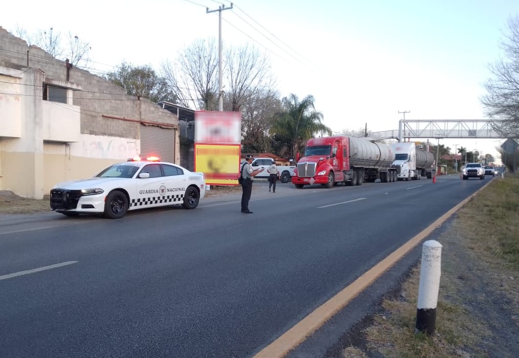 Guardia Nacional aplica infracción de tránsito e incauta tráileres cargados con probable huachicol