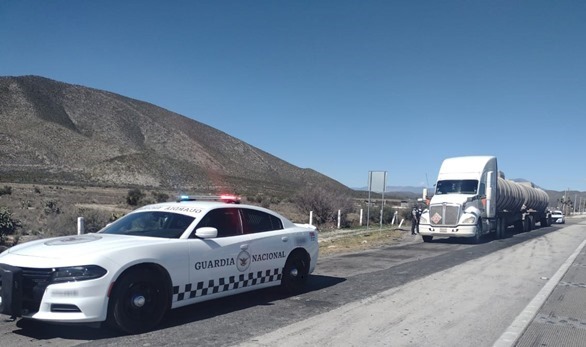 En Nuevo León, Guardia Nacional asegura tractocamión con 67 mil litros de gasolina de aparente procedencia ilícita