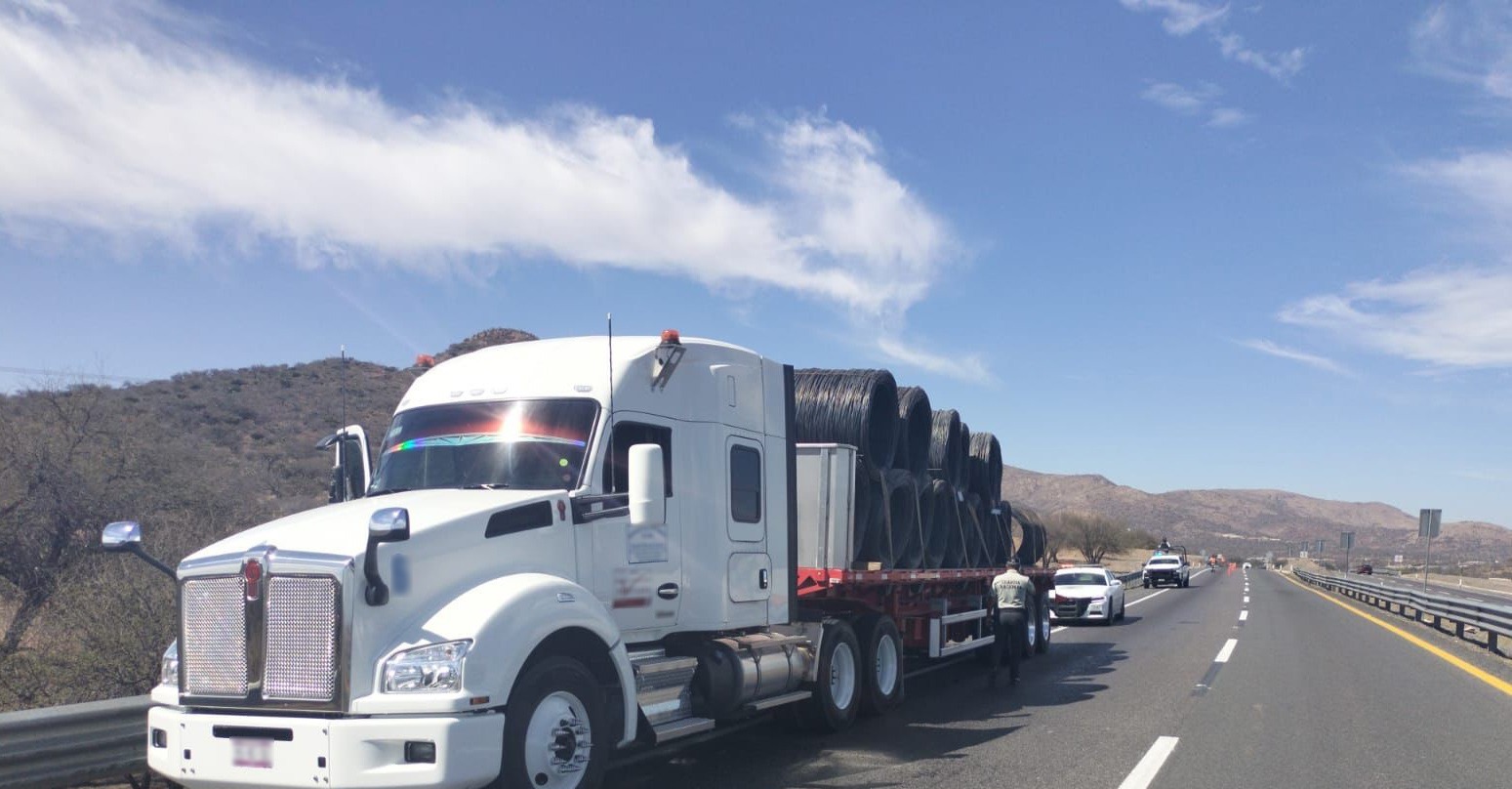 En San Luis Potosí, Guardia Nacional recupera tractocamion cargado con 35 toneladas de alambrón