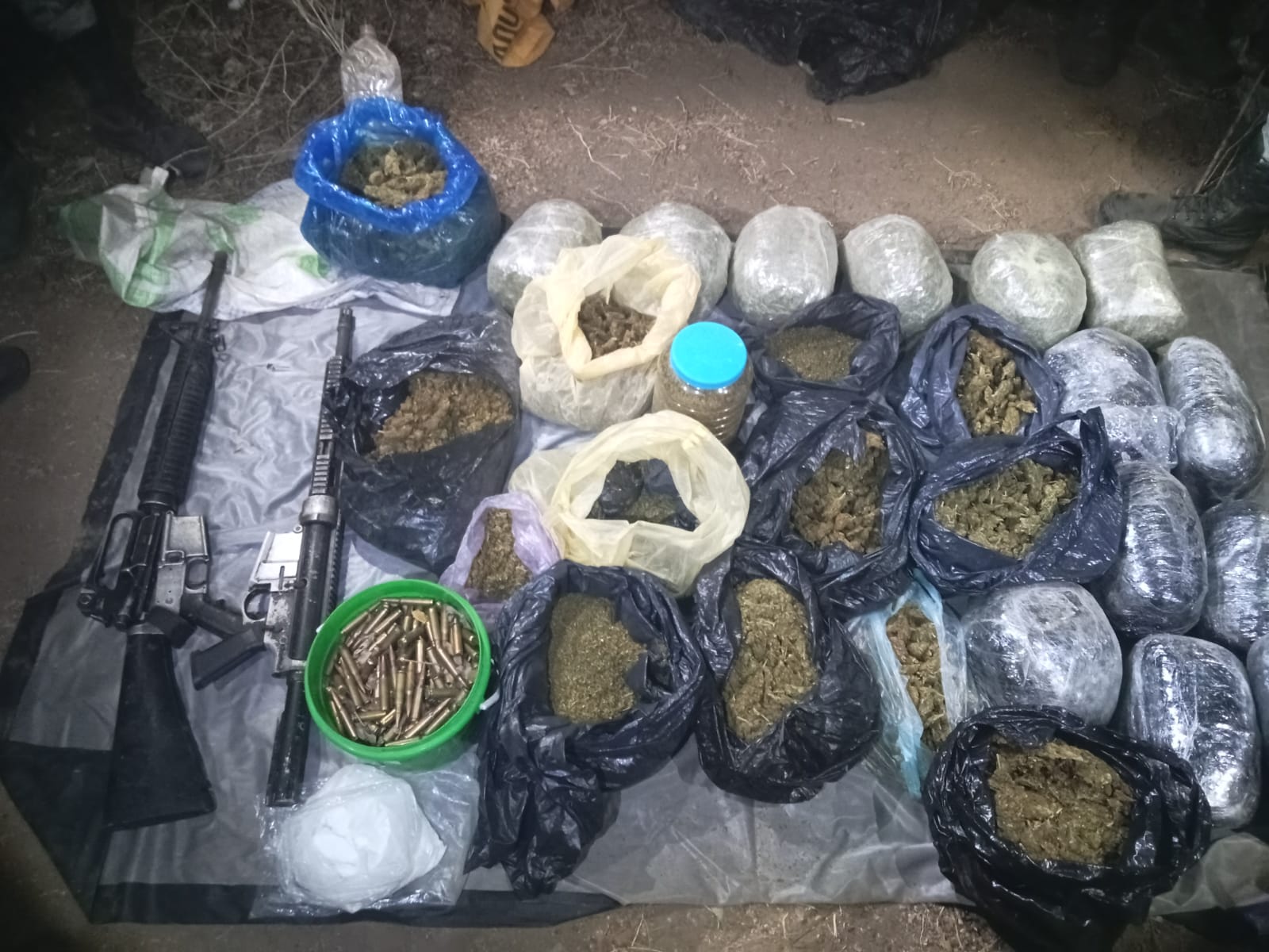 En Michoacán, GN Y Ejército Mexicano aseguran 19 kilos de aparente marihuana y posible droga sintética cristal