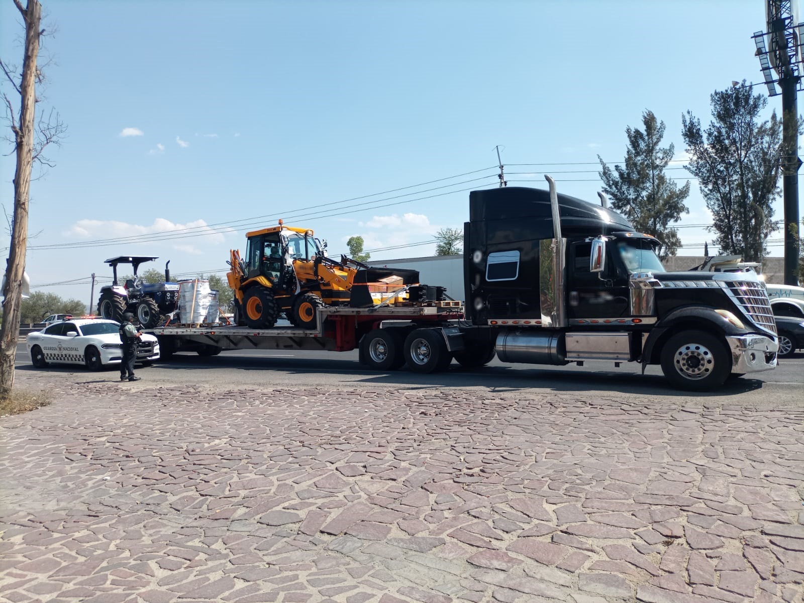 En Guanajuato, Guardia Nacional recupera tráiler robado que transportaba tractor y retroexcavadora