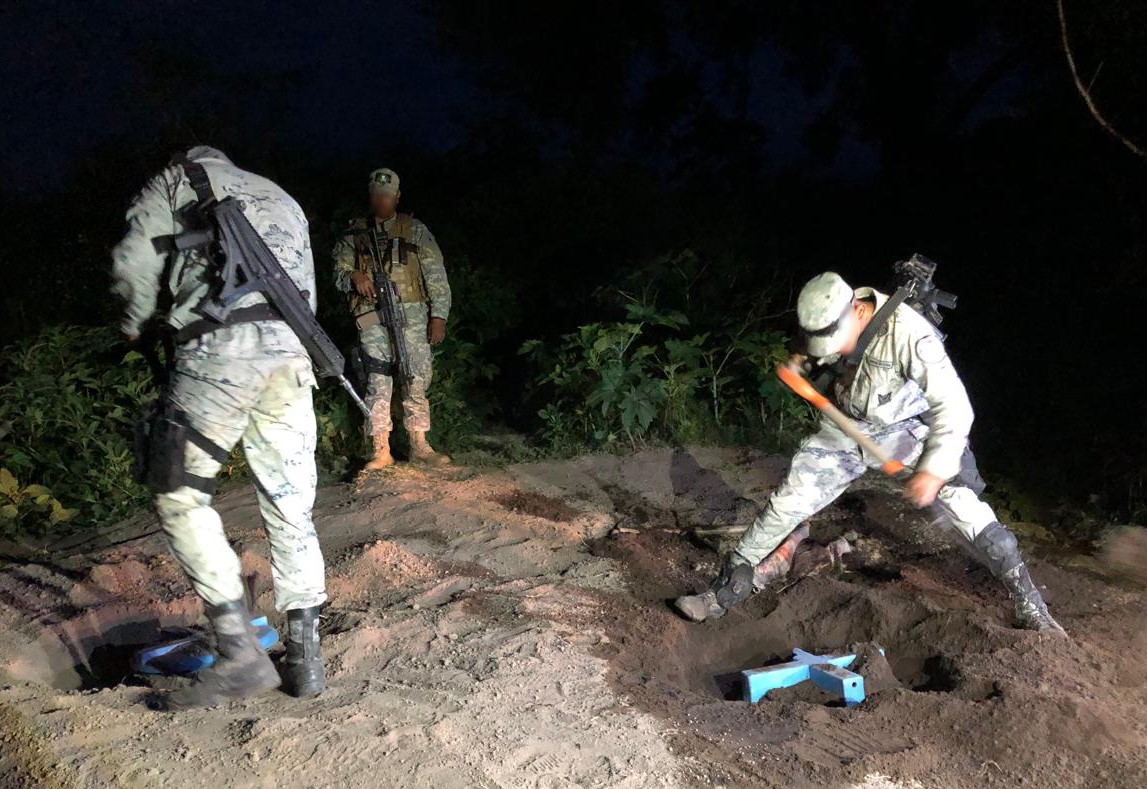 En Guanajuato, Guardia Nacional y Pemex aseguran presunto huachicol enterrado en tinacos