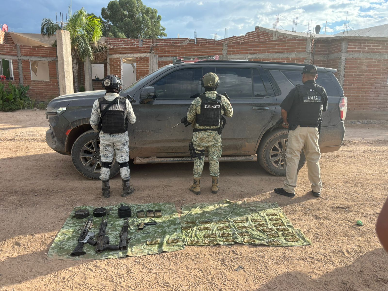 En Sonora, Guardia Nacional y Ejército Mexicano aseguran armamento en camioneta robada en san diego, california