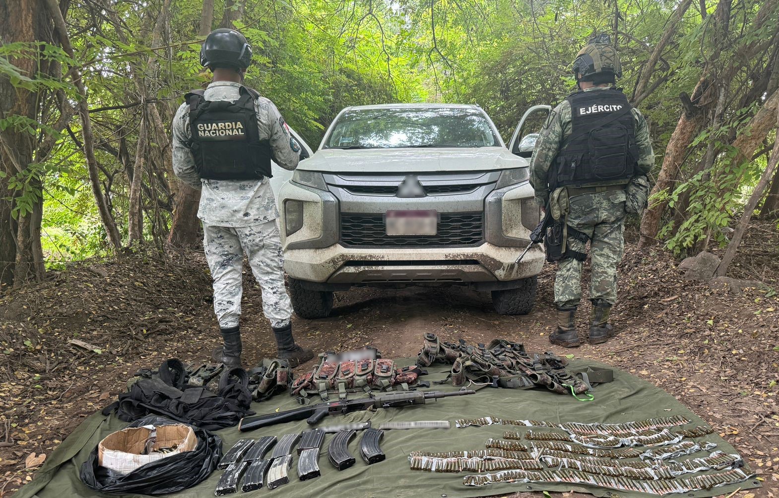 En Michoacán, Guardia Nacional y Ejército Mexicano aseguran un fusil de asalto, cargadores y cartuchos útiles