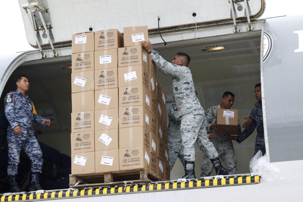 Guardia Nacional y Ejército Mexicano trasladan vía aérea despensas para los afectados por el huracán John en Guerrero